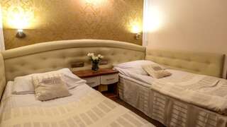 Отель Hotel Kosmowski Вжесня Двухместный номер с 1 кроватью или 2 отдельными кроватями-3