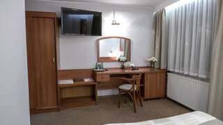 Отель Hotel Kosmowski Вжесня Двухместный номер с 1 кроватью или 2 отдельными кроватями-9